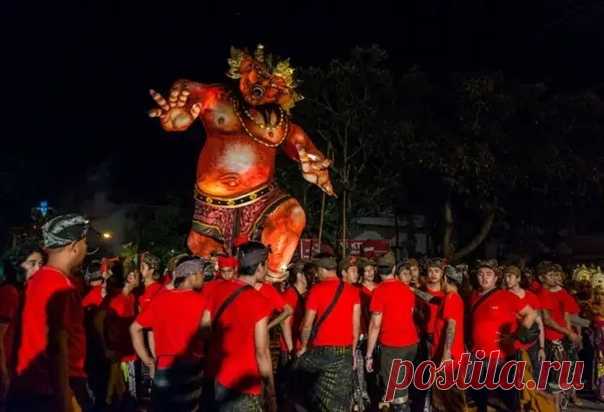 За тысячелетия у каждой страны сформировались свои традиции и обычаи. До сих пор многие народы придерживаются обрядов, которые им завещали их предки. Но зачастую для представителей других стран, религий и рас эти ритуалы кажутся странными, дикими, а иногда очень жестокими. Что примечательно, преданность давним традициям встречается не только в различных племенах, но и в цивилизованном обществе развитых стран. https://kaleidoscopelive.ru/planeta/holostyackie_girl..
