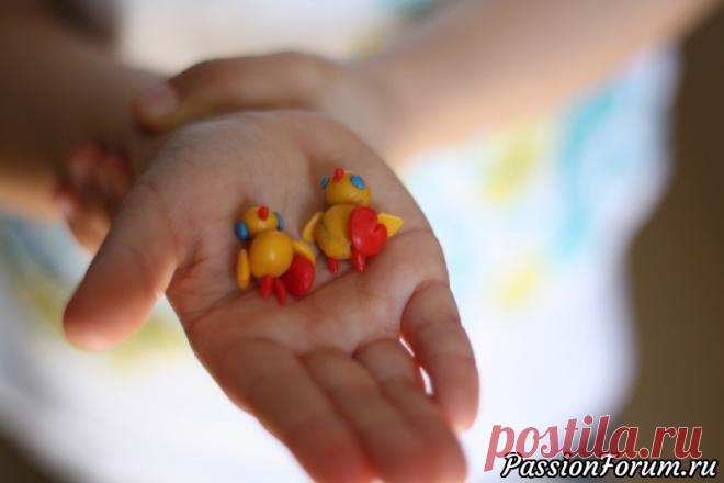 Поделки от Кати. | Детское творчество Здравствуйте, дорогие рукодельницы!  Сегодня у меня в гостях моя внучка Катя. Она очень любит рукодельничать, больше всего пока любит лепить из пластилина. Причём делает очень-очень мелкие фигурки. Я даже не знаю, как ей это удаётся.Мы собрали уже целую коллекцию её фигурок. И сегодня...