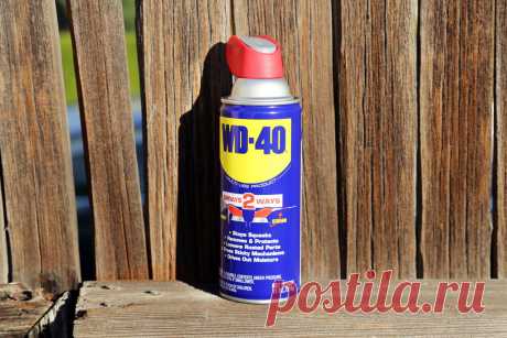 Необычное использование WD-40 WD-40 является растворителем с добавлением минерального масла. Продукт обладает низкой вязкостью, что позволяет использовать его в качестве аэрозоля и проникать в любые, даже самые незначительные отверстия, полости или трещины. Популярность WD-40 объясняется его эффективностью и способностью помочь