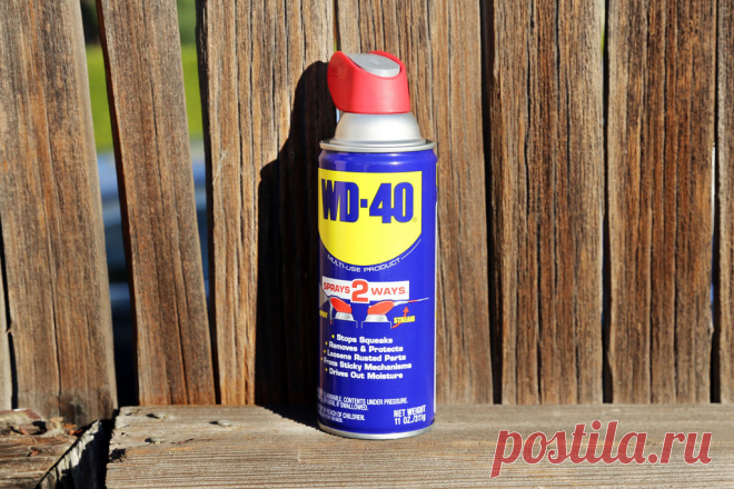 Необычное использование WD-40 WD-40 является растворителем с добавлением минерального масла. Продукт обладает низкой вязкостью, что позволяет использовать его в качестве аэрозоля и проникать в любые, даже самые незначительные отверстия, полости или трещины. Популярность WD-40 объясняется его эффективностью и способностью помочь
