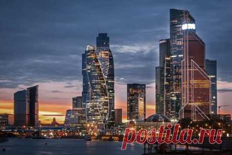 Раскрыт секрет топовой освещенности Москвы. Мэрия Москвы рассказала, как городу удается занимать топовые позиции в мире по уровню ночной подсветки. Власти раскрыли детали работы специальной лаборатории, которая устраивает проверки освещенности дорог, парков и даже квартир москвичей. Инженеры следят за тем, чтобы яркость вечернего мегаполиса была постоянной.