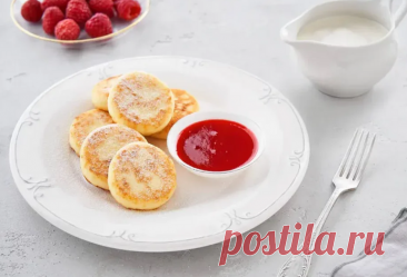 Нежные сырники с клубничным соусом