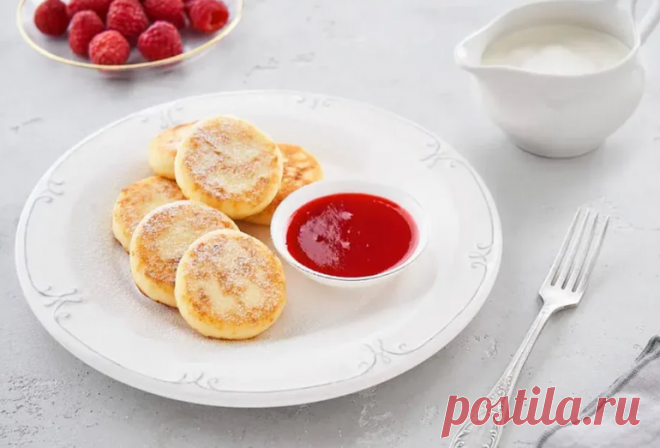 Нежные сырники с клубничным соусом
