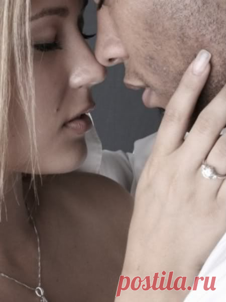 Тихая нежность. Нежность… Она не бывает фальшивой и громкой…
Льётся из сердца, в котором любовь обжилась…
Эти касанья души, как ладошки ребёнка…
Истинной нежности вечно завидует страсть…
Страсть, как свеча… Отгорела своё и погасла…
Нежность от тёплой любви будет вечно пылать…
Искренность, нежность, любовь – это трио прекрасно.
В сердце аккорды вовек не устанут звучать…
Нежность мужчины…любимого сердцу мужчины –
Это как радуги образ в финале дождя…
Прикосновения плавны и неповторимы…