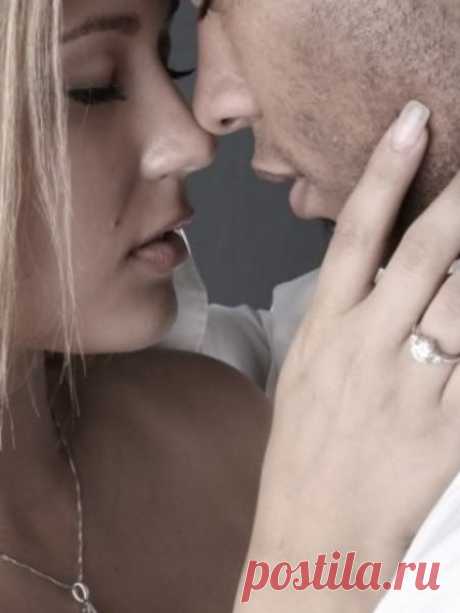 Тихая нежность. Нежность… Она не бывает фальшивой и громкой…
Льётся из сердца, в котором любовь обжилась…
Эти касанья души, как ладошки ребёнка…
Истинной нежности вечно завидует страсть…
Страсть, как свеча… Отгорела своё и погасла…
Нежность от тёплой любви будет вечно пылать…
Искренность, нежность, любовь – это трио прекрасно.
В сердце аккорды вовек не устанут звучать…
Нежность мужчины…любимого сердцу мужчины –
Это как радуги образ в финале дождя…
Прикосновения плавны и неповторимы…