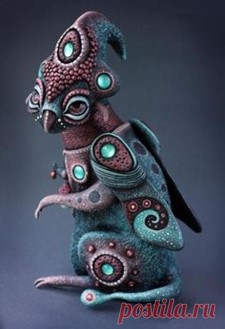 Удивительные инопланетные игрушки делает художница из Харькова Марьяна Копылова. Она создает целый мир, иную вселенную. Очаровательные, не похожие ни на что, свои внеземные игрушки она называет 'кракозябрами'. У каждого кракозябры есть свое имя, своя магическая функция, своя история. Каждая игрушка уникальна - полных повторов и даже повторов каких-то деталей Марьяна не делает.