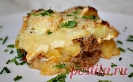 Картофель по-королевски в духовке  - Кушать подано! Картофель по-королевски в духовке Картофель по-королевски — вкусное блюдо с особенным пикантным вкусом. Как и следует из названия, подавать его можно не только на будничный, но и на праздничный стол. Готовится очень просто, из доступных продуктов. Ингредиенты для приготовления картофеля по-королевски:  Картофель – 1 кг Куриное филе – 400 грамм Лук – 1 штучка Твердый …