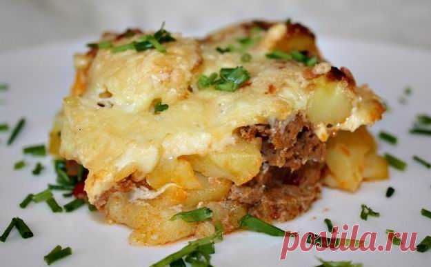 Картофель по-королевски в духовке  - Кушать подано! Картофель по-королевски в духовке Картофель по-королевски — вкусное блюдо с особенным пикантным вкусом. Как и следует из названия, подавать его можно не только на будничный, но и на праздничный стол. Готовится очень просто, из доступных продуктов. Ингредиенты для приготовления картофеля по-королевски:  Картофель – 1 кг Куриное филе – 400 грамм Лук – 1 штучка Твердый …