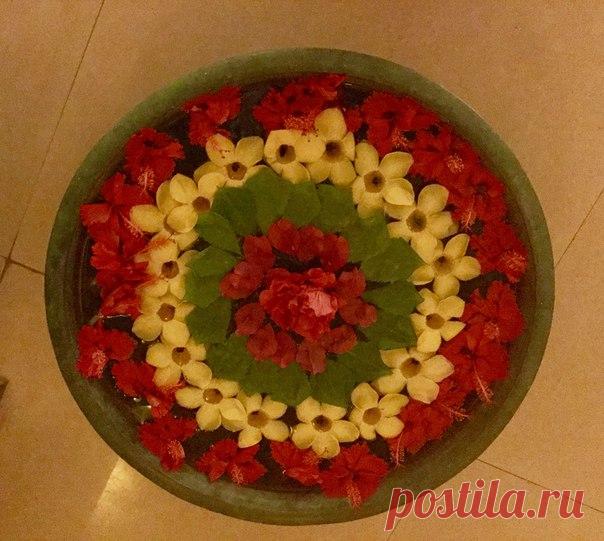 Мандала - индийская традиция делать узоры из живых цветов, плавающие в воде