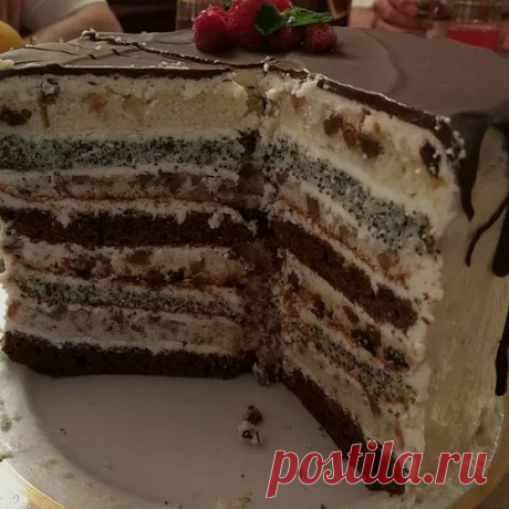 БИСКВИТНЫЙ ТОРТ С ЧЕРНОСЛИВОМ И ОРЕХАМИ
⠀
ИНГРЕДИЕНТЫ:
⠀
Для бисквита:
Мука - 250 гр.
Сахар - 300 гр.
Яйца - 10 шт.
Сливочное масло -100 гр.
Какао - 50 гр.
Разрыхлитель - 1/2 ч.л.
⠀
Для крема:
Сливки 33% - 600 мл.
Варёная сгущёнка - 300 гр.
Грецкий орех - по вкусу
Чернослив - по вкусу
Амаретто
⠀
ПРИГОТОВЛЕНИЕ:
⠀
1)Приготовим бисквит. Яйца взбиваем с сахарным песком в пену. Просеиваем муку и разрыхлитель, перемешиваем с яичной массой лопаткой.
⠀
2)В растопленное сливочное м...