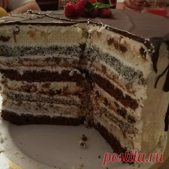 БИСКВИТНЫЙ ТОРТ С ЧЕРНОСЛИВОМ И ОРЕХАМИ
⠀
ИНГРЕДИЕНТЫ:
⠀
Для бисквита:
Мука - 250 гр.
Сахар - 300 гр.
Яйца - 10 шт.
Сливочное масло -100 гр.
Какао - 50 гр.
Разрыхлитель - 1/2 ч.л.
⠀
Для крема:
Сливки 33% - 600 мл.
Варёная сгущёнка - 300 гр.
Грецкий орех - по вкусу
Чернослив - по вкусу
Амаретто
⠀
ПРИГОТОВЛЕНИЕ:
⠀
1)Приготовим бисквит. Яйца взбиваем с сахарным песком в пену. Просеиваем муку и разрыхлитель, перемешиваем с яичной массой лопаткой.
⠀
2)В растопленное сливочное м...