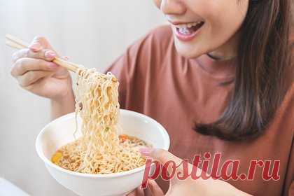 Россиянам назвали главную опасность лапши быстрого приготовления