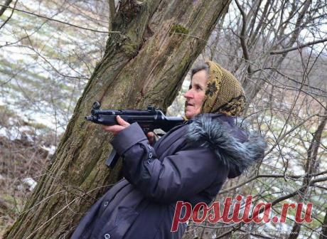 Кто-нибудь (кроме киевлян) еще сомневается в том, что именно народ Украины готовят к масштабной войне с Россией? Вот очередное доказательство паранойи всеукраинского масштаба – бабушка-каратель, прямо террорист с автоматом из города Жидачов Львовской области! Украинский пользователь выложил в социальной сети Facebook фотографии с тренировочного курса военной подготовки на западной Украине.