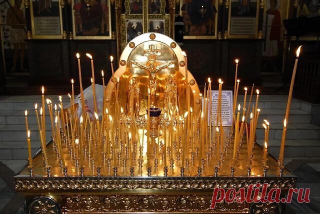 КАК ПРАВИЛЬНО ПОМИНАТЬ УСОПШИХ В РОДИТЕЛЬСКИЕ СУББОТЫ?
.
Память о наших родных и близких, которые уже перешли в мир иной - одна из давних христианских традиций. Помним о них - в свое время вспомнят и о нас: такова основная мысль! Ведь Бог никогда не забывает никого, в том числе и усопших. Важно не забывать и нам о своих родных и близких. Для поминовения усопших церковью установлены специальные дни, называемые родительскими субботами. Что важно не забыть сделать в эти дни?....