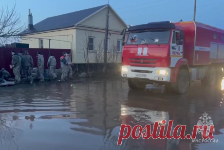 Вода прибывает к автовокзалу в Орске. Произошёл прорыв дамбы ещё на одном участке.