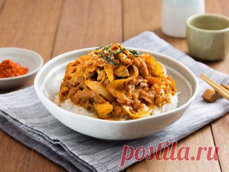 Острая жареная свинина с рисом/Korean Spicy Stir-fried Pork over Rice 

Ингредиенты: 
300 г свинины, нарезать на кусочки 
250 г. приготовленного риса 
1/2 луковицы 
2 вешенки 
1 зеленый лук, измельчить 
3 ст. л. соуса чили 
3 ст. л. меда 
2 ст. л. измельченного чеснока 
2 ст. л. соевого соуса 
1 ст. л. устричного соуса 
1 ст. л. рисового вина 
1 ст. л. измельченного красного перца чили 
1/2 ст. л. имбиря, измельченного 
Перец белый – по вкусу 
Кунжутное масло – небольшое к...