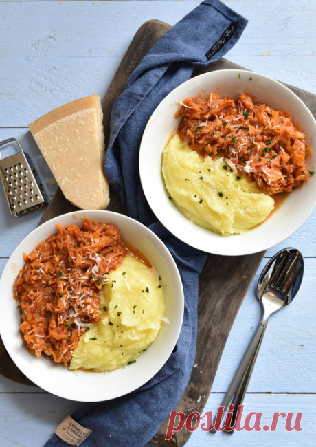 Mediterranes Sauerkaut. Mit Kartoffelstampf. Im Sommer haben wir Freunde in Hessen besucht. Auch sie ernähren sich vegetarisch und besitzen einen Thermomix - ganz klar, dass dann auch immer die neusten Rezeptideen ausgetauscht werden. An einem Tag gab es gebratene Schupfnudeln mit mediterranem Sauerkraut. Ich habe es bisher nicht gewagt, meinen Kindern und Mann Sauerkraut vorzusetzen - schon bei dem Wort kam bis dato immer nur: iiiehhh.... Und dann kam das mediterrane Saue...