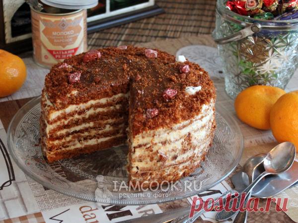 Торт - многослойный, без пропитки. Коржи готовятся из теста на основе вареной сгущенки. Крем подходит разный, например, заварной масляный.