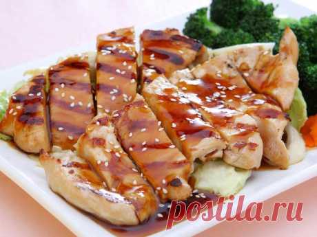 Курица Терияки.

Ингредиенты:

Куриные бедра (без костей) — 0,5 кг
Соль, белый кунжут — по вкусу

Терияки соус:

Сладкое рисовое вино или белое сухое вино — 80 мл
Соевый соус — 2 ст.л.
Сахар — 1 ст.л.

Приготовление:

1. Слегка натереть с обеих сторон куриные бедра небольшим количеством соли.
2. Смешать все ингредиенты для соуса в кастрюле. На среднем огне довести его до густой консистенции: уваривая примерно 10 минут.
3. В то же время, разогреть антипригарную сковороду на...