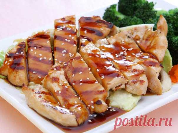 Курица Терияки.

Ингредиенты:

Куриные бедра (без костей) — 0,5 кг
Соль, белый кунжут — по вкусу

Терияки соус:

Сладкое рисовое вино или белое сухое вино — 80 мл
Соевый соус — 2 ст.л.
Сахар — 1 ст.л.

Приготовление:

1. Слегка натереть с обеих сторон куриные бедра небольшим количеством соли.
2. Смешать все ингредиенты для соуса в кастрюле. На среднем огне довести его до густой консистенции: уваривая примерно 10 минут.
3. В то же время, разогреть антипригарную сковороду на...