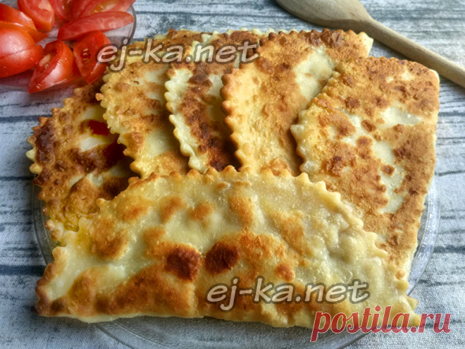 Как замесить хрусткое тесто на чебуреки с мясом Секрет успеха при приготовлении чебуреков с мясом в правильном тесте и начинке с мясным соком. Очень удачное хрусткое тесто получается при предварительном введении в муку кипятка и последующем добавлении в тесто водки. В этом случае чебуреки получатся хрустящие, с аппетитными пузырями.Для начинки можно взять любое мясо. Подойдет баранина, телятина, свинина или мясо птицы. Большое количество лука, добавленное к рубленному мясу...
