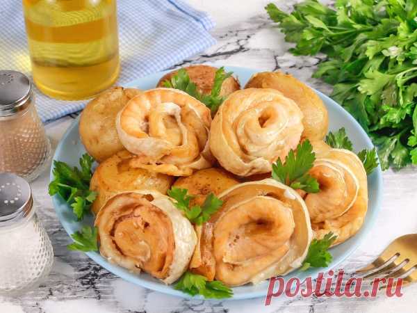 Картошка с брюшками семги в духовке — рецепт с фото Замечательный обед или ужин можно приготовить из картофеля и брюшек семги. Жирные брюшки идеально сочетаются с рассыпчатым запеченным картофелем. Блюдо можно подать на обед или на фуршет в качестве закуски.

Лучше всего запекать молодой картофель в кожуре. Главное, тщательно его промывать, а с брюшек - срезать плавники и счищать чешую.
