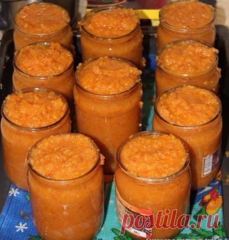 ИКРА КАБАЧКОВАЯ БЫСТРАЯ С МАЙОНЕЗОМ 

Ингредиенты: 

Кабачки очищенные от кожуры и от больших семян - 3 килограмма; 
Лук - 400 грамм; 
Майонез пожирнее (для Украины - европейский) - 200 грамм; 
Подсолнечное масло - 0.5 стакана; 
Томатная паста которая погуще - половина 0.5 литровой банки; 
Сахар - 2-3 столовой ложки; 
Соль - 1 столовая ложка (кто любит солонее - можно больше); 
Уксус 9% - 3 столовые ложки; 
Сливочное масло - 50 грамм; 
Перец молотый - 0.5 чайной ложки. 
Сп...