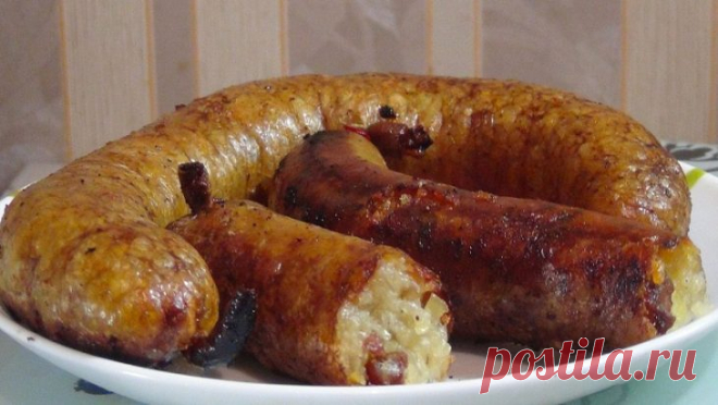 Картофельная колбаса — это безумно вкусно! Горяченькая картофельная колбаса будет самым вкусным блюдом на праздничном столе.

Картофельная колбаса – вкуснейшее блюдо, которое можно встретить во многих славянских кухнях.

Из большого количества рецептов традиционной и классической считается картофельная домашняя колбаса со шкварками в киш