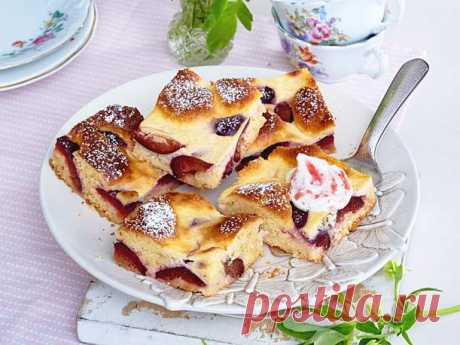 Zwetschgenkuchen vom Blech mit Rahm-Guss Rezept | LECKER Unser beliebtes Rezept für Zwetschgenkuchen vom Blech mit Rahm-Guss und mehr als 55.000 weitere kostenlose Rezepte auf LECKER.de.