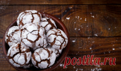 Шоколадное печенье с трещинками \ Сахарная пудра 450 г==Миндаль 150 г==Шоколад  темный 100 г==Яйцо куриное 2 шт. ==Какао порошок 2 ст.л.