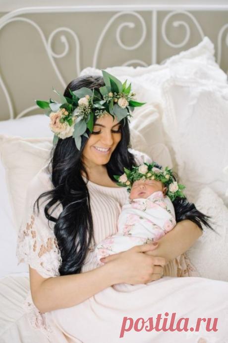 Есть в природе знак святой и вещий,
Ярко обозначенный в венках:
Самая прекрасная из женщин – 
Женщина с ребенком на руках.
От любой напасти заклинанья
(Ей то уж добра не занимать!),
Нет, не Богоматерь, а земная,
Гордая, возвышенная мать.
Свет любви издревле ей завещан,
Так вот и стоит она в веках:
Самая прекрасная из женщин -
Женщина с ребенком на руках.
Все на свете метится следами
Сколько бы не вышагал путей,
Яблоня – украшена плодами, 
Женщина – судьбой своих детей.
Пус...