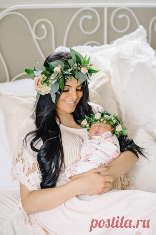 Есть в природе знак святой и вещий,
Ярко обозначенный в венках:
Самая прекрасная из женщин – 
Женщина с ребенком на руках.
От любой напасти заклинанья
(Ей то уж добра не занимать!),
Нет, не Богоматерь, а земная,
Гордая, возвышенная мать.
Свет любви издревле ей завещан,
Так вот и стоит она в веках:
Самая прекрасная из женщин -
Женщина с ребенком на руках.
Все на свете метится следами
Сколько бы не вышагал путей,
Яблоня – украшена плодами, 
Женщина – судьбой своих детей.
Пус...