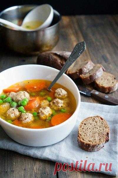 Прозрачный суп с куриными фрикадельками.