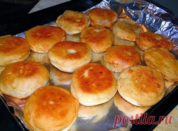 Запись на стене БеляшиСочные, нежные и оооочень вкусные беляши! Надеюсь, этот рецепт станет Вашим любмым.Ингредиенты:Фарш :-500 г свино-говяжего фарша (или любой какой вам по вкусу)-лук 2 шт-соль, перец (по вкусу)Тесто:-4 стакана муки (всегда 3 идёт в тесто..