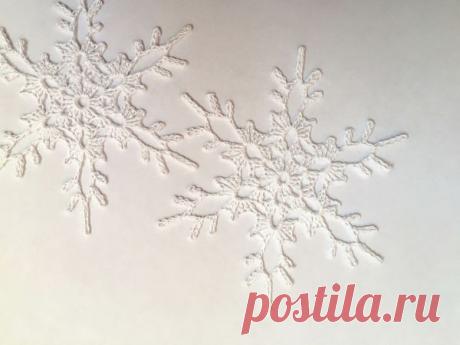 Вяжем снежинку Вяжем снежинкуДоброго времени суток, уважаемые рукодельницы.Предлагаю Вам связать сегодня вместе со мной снежинку 001, которая состоит всего из 3-х рядов.
&nbsp;Набираем 6ВП, соединяем в кольцо.1. 3ВП подъема (заменяют первый ССН), 2ССН, 3ВП, (3ССН, 3ВП)5 раз, соединяемся в третью ВП...