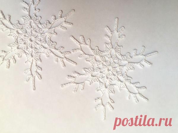 Вяжем снежинку Вяжем снежинкуДоброго времени суток, уважаемые рукодельницы.Предлагаю Вам связать сегодня вместе со мной снежинку 001, которая состоит всего из 3-х рядов.
 Набираем 6ВП, соединяем в кольцо.1. 3ВП подъема (заменяют первый ССН), 2ССН, 3ВП, (3ССН, 3ВП)5 раз, соединяемся в третью ВП...