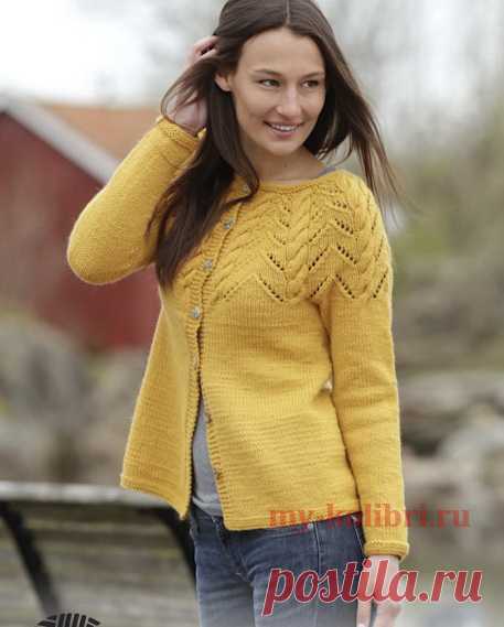 Жакет спицами с круглой кокеткой, жгутами и ажуром.