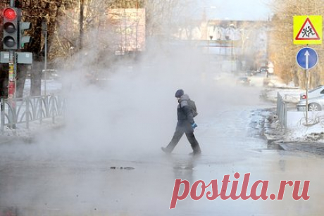Дороги в российском городе затопило из-за лопнувшего трубопровода. В Екатеринбурге лопнул новый трубопровод на Советской улице. Из-за происшествия улицы в российском городе оказались затоплены. Вода попала на улицы Сулимова и Вилонова. На опубликованных кадрах видно, как пешеходам приходится перепрыгивать через большое количество воды, а водителям — ехать с запотевшими окнами.