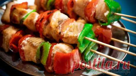 Шашлычки из кеты Шашлычки из кеты — это быстро, полезно и очень вкусно!Яркое, нарядное блюдо, подходит и для легкого ужина, и для пикника с веселой и шумной компанией.Рыба может быть любая. Да и набор овощей можно вар...