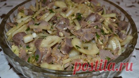 Маринованные куриные желудочки.
Бюджетная,но вкусная закуска.

Продукты:
700-800 гр.куриных желудков
2 луковицы
5 зубчиков чеснока
зелень укропа
50 гр.растит.масла
50 гр.9%-го уксуса
2 стол.ложки соевого соуса
1/2 чайн.ложки соли
1/2 чайн.ложки сахара
молотый чёрн.перец

Промытые желудочки отварить в подсоленной воде ~1,5 часа.Остудить и нарезать крупной соломкой.Затем нарезать п/кольцами лук.Сложить в небольшую мисочку и залить уксусом на полчаса,периодически помешивая.
Н...