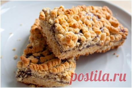 Знаменитий тертий пиріг: змінюючи начинки, можна готувати хоч кожен день. Тертий пиріг. Цей рецепт, я думаю, знають всі. З будь-якою начинкою такий пиріг виходить дуже смачний, а готується дуже просто!

РЕЦЕПТ:

• Вершкове масло - 180 г

• Яйце - 1 шт.

• Цукор - 100 г

• Борошно ~ 400 г

• Сметана - 2 ст.л.

• Розпушувач - 1 ч.л.

• Ванілін - 1 пак.

•