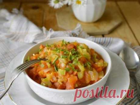 Это блюдо подойдет для диетического питания. А также придется по вкусу людям, придерживающимся вегетарианства.&nbsp;Кабачки получаются очень вкусные и нежные. Готовятся быстро и так просто, что справится даже ребенок. Необходимые продукты 4 кабачка 1 помидор 1 лук 2 зубчика чеснока 4 столовые ложки