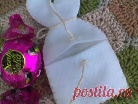 OFFICINA KRIATIVA DA CRIS: COELHO DE FELTRO PORTA BOMBONS