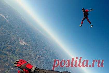 В Подмосковье парашютист едва не погиб при выполнении пасхальной фигуры в небе. В Московской области 59-летний парашютист едва не погиб при выполнении в небе сложной пасхальной фигуры. Мужчина и его знакомые собирались выстроиться в небе в форме креста. Он травмировал руку и не смог раскрыть основной парашют. Запасной купол раскрылся, когда россиянин почти достиг земной поверхности.