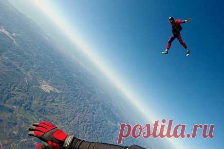 В Подмосковье парашютист едва не погиб при выполнении пасхальной фигуры в небе. В Московской области 59-летний парашютист едва не погиб при выполнении в небе сложной пасхальной фигуры. Мужчина и его знакомые собирались выстроиться в небе в форме креста. Он травмировал руку и не смог раскрыть основной парашют. Запасной купол раскрылся, когда россиянин почти достиг земной поверхности.