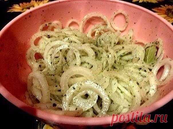 Маринованный лучок для шашлыка, салатов и просто с хлебушком покушать.
4-5 луковиц
2-3 зубчика чеснока
2-3 ст.л. уксуса
5 ст.л. растительного масла
2-3 ч.л. сахара
лавровый лист
перец черный
сухая зелень петрушки и укропа
соль по вкусу
Лук нарезаем кольцами или полукольцами
Складываем нарезанный лучок в гламурную посудку
Добавляем сухую зелень петрушки и укропа
Далее лавровый лист
Следом сахар
Перец (соль по - вкусу)
Заливаем уксусом
Хорошенько перемешиваем
Далее обжаривае...