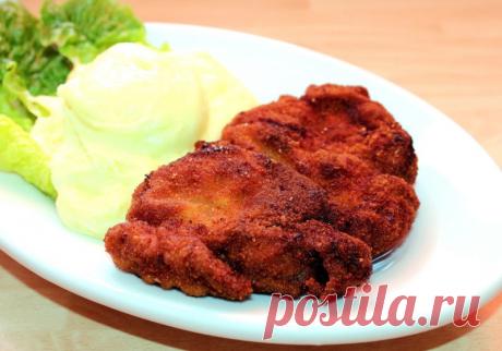 Жареная свинина в панировке.
Отличный рецепт ароматной свинины, жареной кусками на сковороде в панировке (яйцо, мука и сухари).