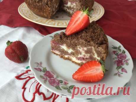 Шоколадно-клубничный пирог в мультиварке - Простые рецепты Овкусе.ру