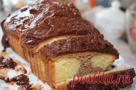 Кекс "День и ночь" Ингредиенты: Яйца куриные — 4 шт. Сливочное масло — 100 г Мука —1,5 ст. Ванилин — 1 ч. л. Разрыхлитель — 1,5 ч. л. Сахар — 150 г Какао-порошок — 2 ст. л. Для глазури: Молочный шоколад — 150–200 г Сливочное масло — 3-4 ст. л. Приготовление: 1. Приготовить бисквитное тесто. Для этого размягченное сливочное масло растереть с сахаром. По одному вбить яйца, взбить. Ввести ванилин, разрыхлитель и просеянную муку. Замесить однородную массу. Тесто густоватое. 2. Полученное тесто разде