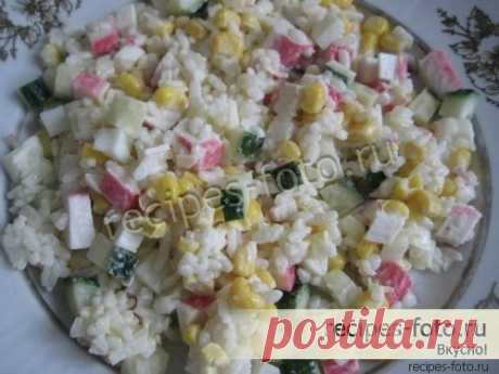 Классический салат из крабовых палочек с рисом и свежими огурцами